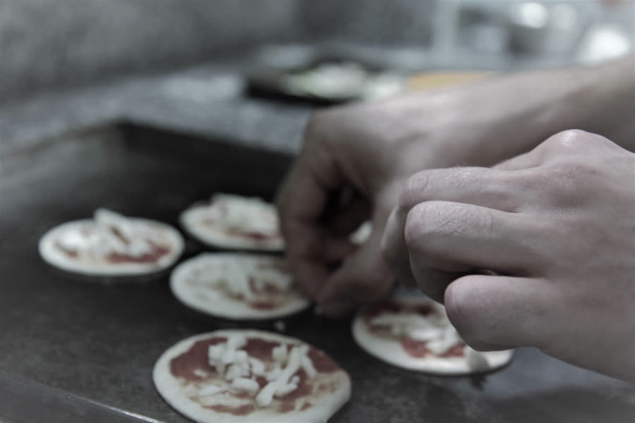 Preparazione delle pizze in cucina